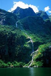 NZ AU Photos>falls in Milford Sound 2.jpg